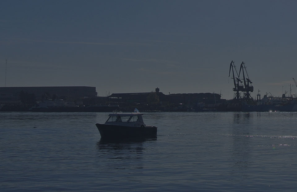 Embarcación de apoyo operativo de Spadari SRL en zona portuaria de Dock Sud